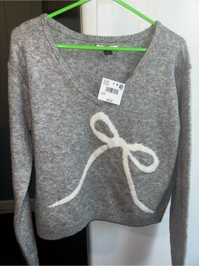 American Eagle Outfitters Gray V-Neck Sweater with White Bow